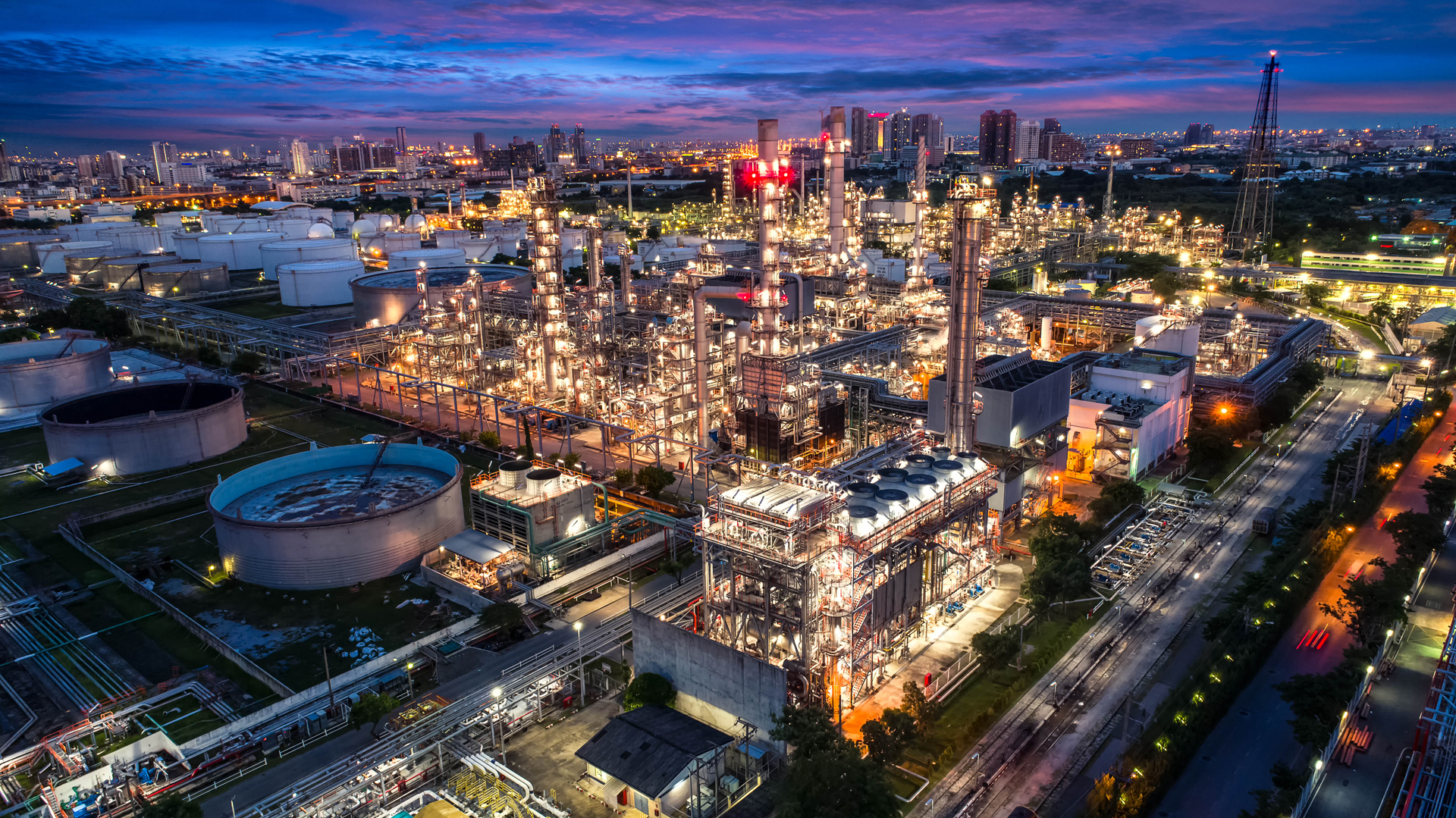 Öl und Gas Industrie - Raffinerie Fabrik - petrochemische Fabrik in der Dämmerung